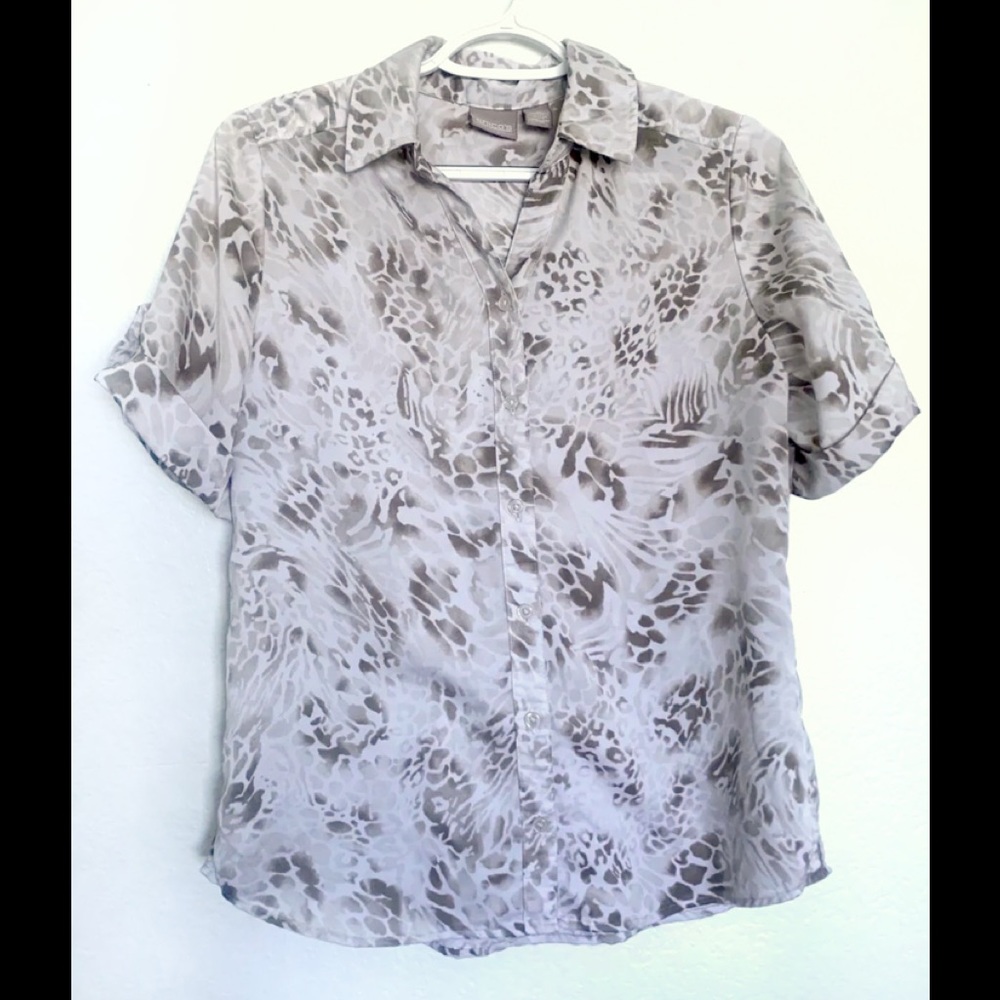Chico’s neutral leopard print short sleeve silky blouse size 0 small